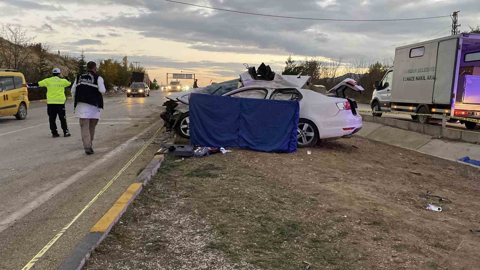 kavsaga asiri hizla giren tir otomobile carpti 1 olu 0 FYj1g8AP