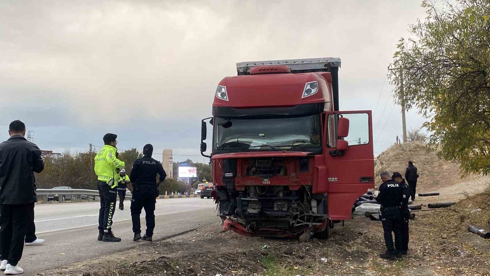 kavsaga asiri hizla giren tir otomobile carpti 1 olu 1 zlPrm2gV