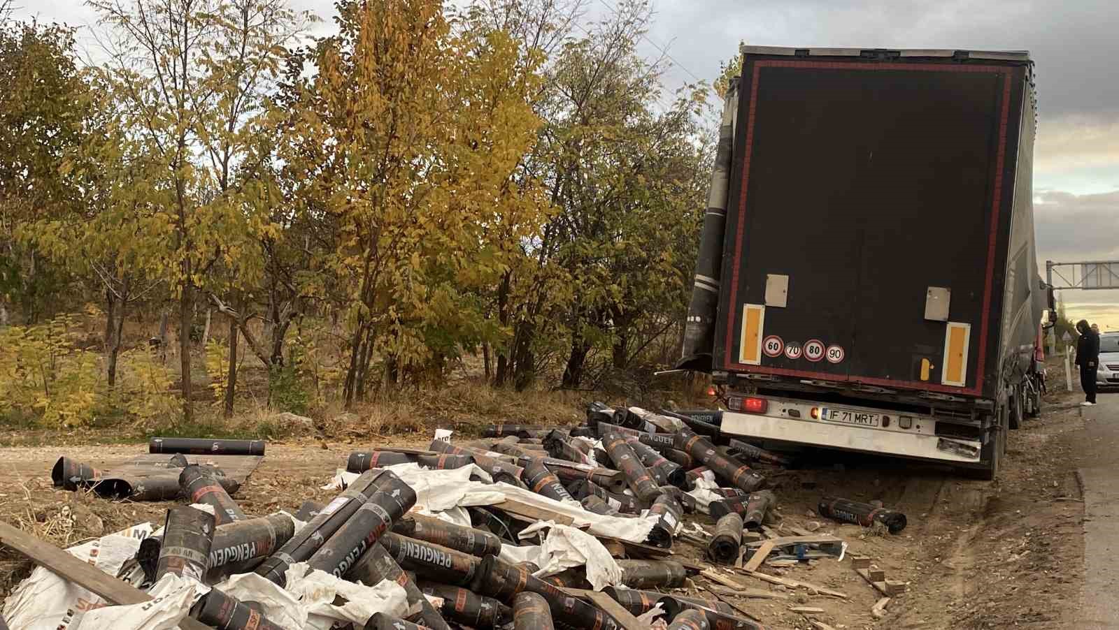 kavsaga asiri hizla giren tir otomobile carpti 1 olu 2 lEUzMGJR