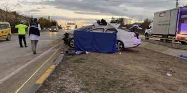 kavsaga-asiri-hizla-giren-tir-otomobile-carpti-1-olu-3WVPmAJe.jpg