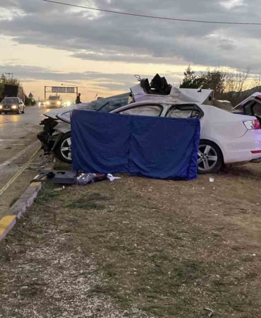 kavsaga-asiri-hizla-giren-tir-otomobile-carpti-1-olu-3WVPmAJe.jpg