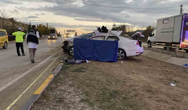 kavsaga-asiri-hizla-giren-tir-otomobile-carpti-1-olu-3WVPmAJe.jpg