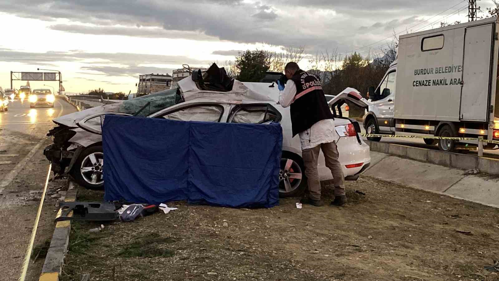 kavsaga asiri hizla giren tir otomobile carpti 1 olu 5 YrejZ9QF