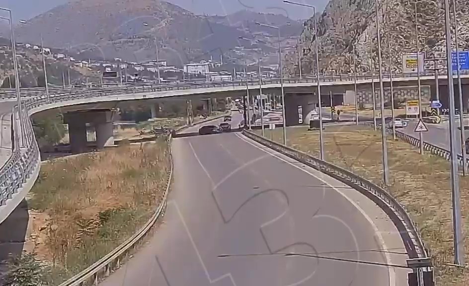Kavşağı kaçırdı kazaya yol açtı: 4 kişinin yaralandığı feci kaza kamerada 4 kavsagi kacirdi kazaya yol acti 4 kisinin yaralandigi feci kaza kamerada 0