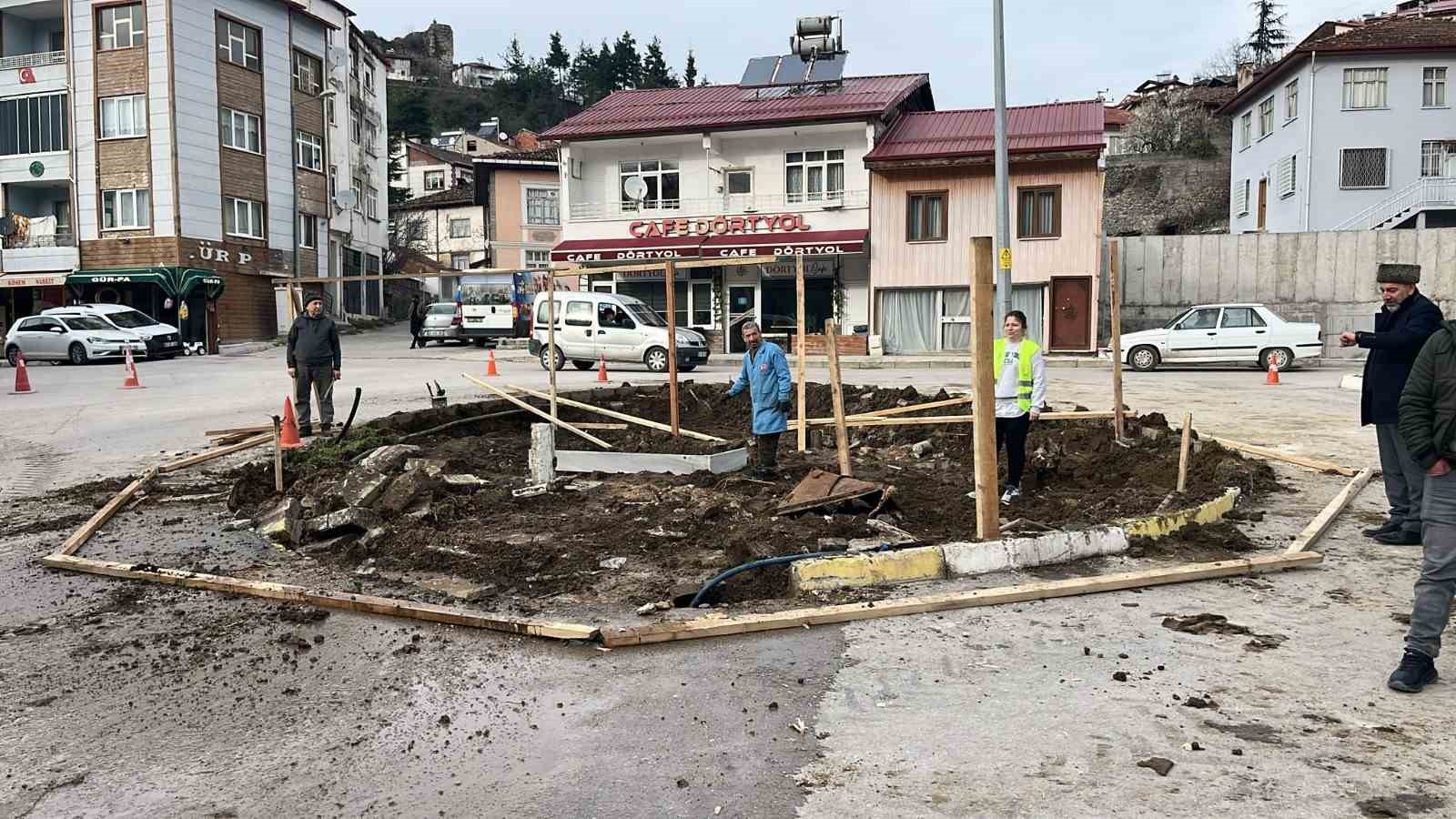 kavsak ortasinda kalan tarihi mezar icin ihya calismasi baslatildi 0 L19UJuKv