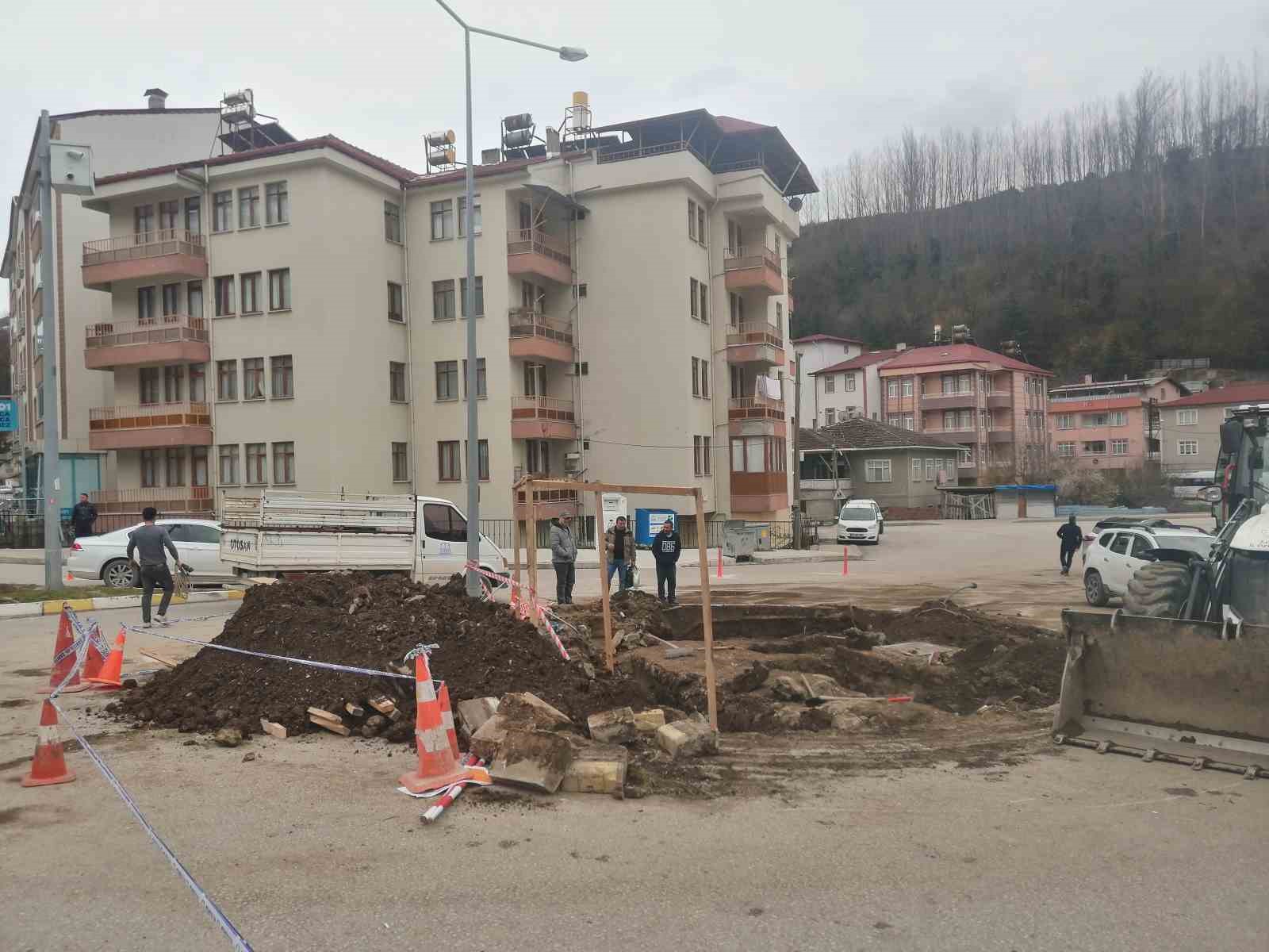 kavsak ortasinda kalan tarihi mezar icin ihya calismasi baslatildi 2 F7RT9PDa