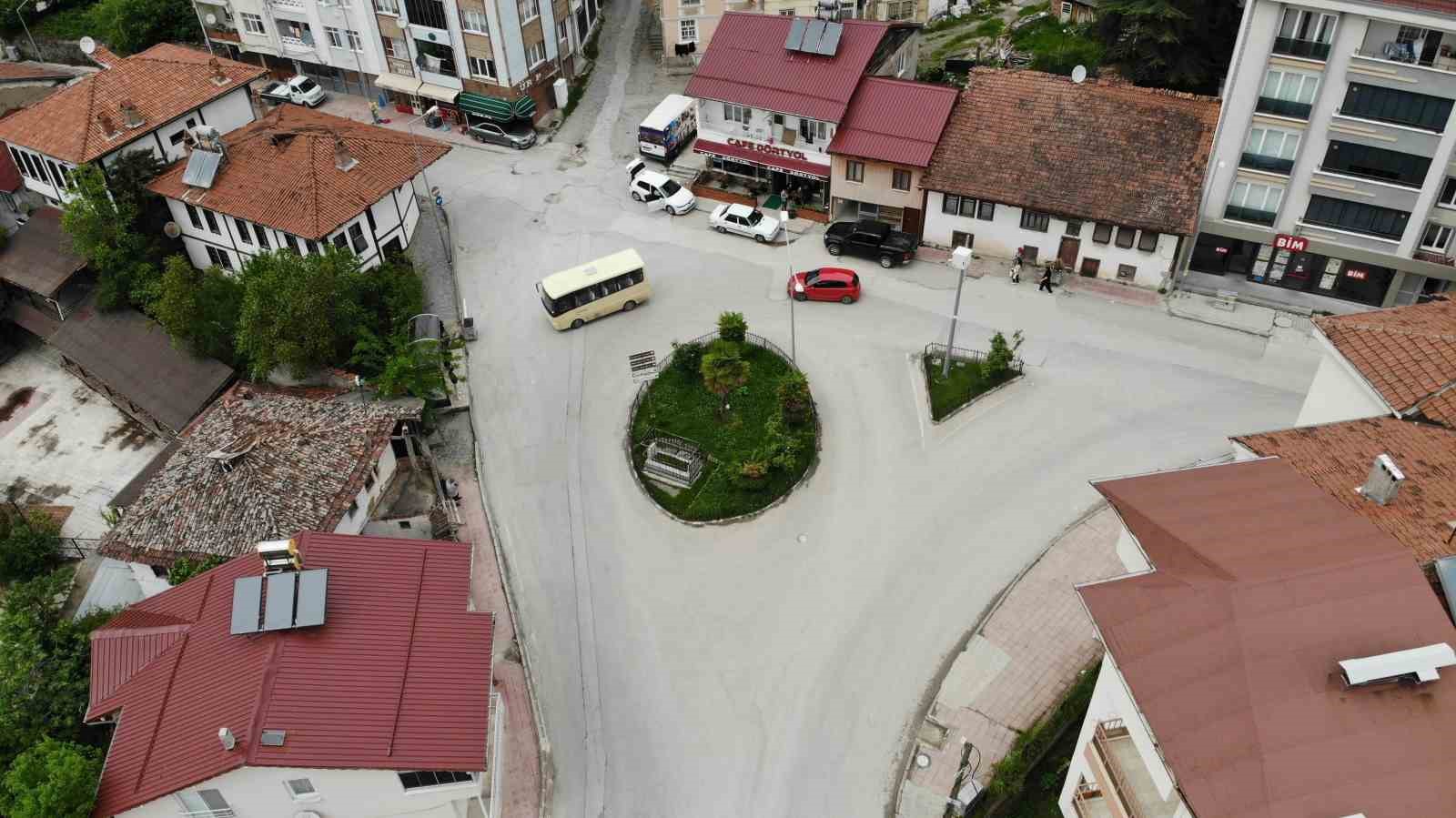 kavsak ortasinda kalan tarihi mezar icin ihya calismasi baslatildi 4