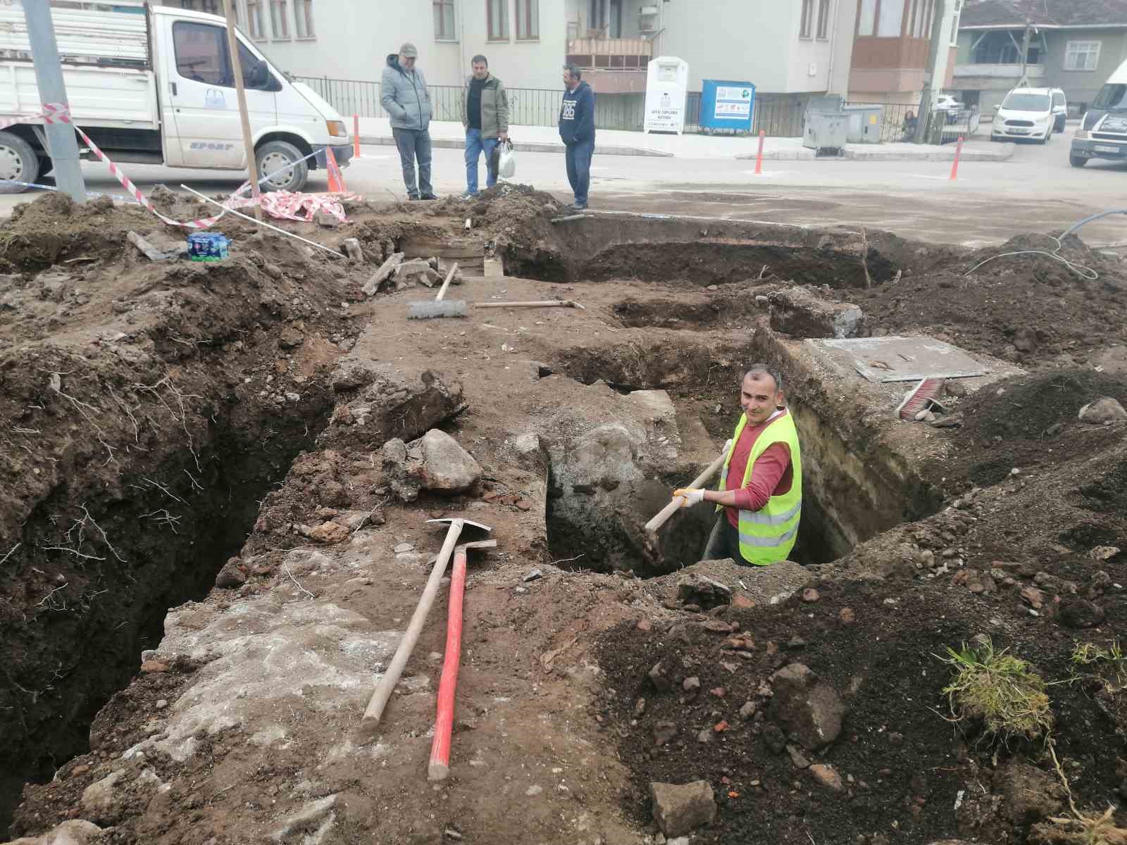 kavsak ortasinda kalan tarihi mezar icin ihya calismasi baslatildi 6 Bbh7bc7g