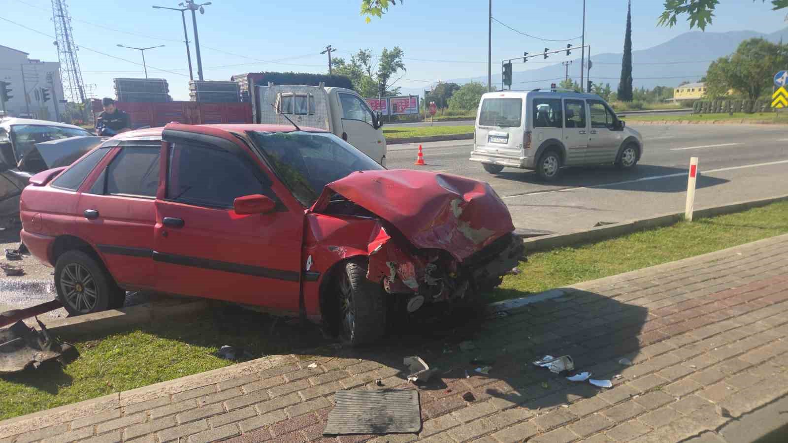 kavsakta 4 arac birbirine girdi 1 olu 4 yarali 0 fbLHEDdC