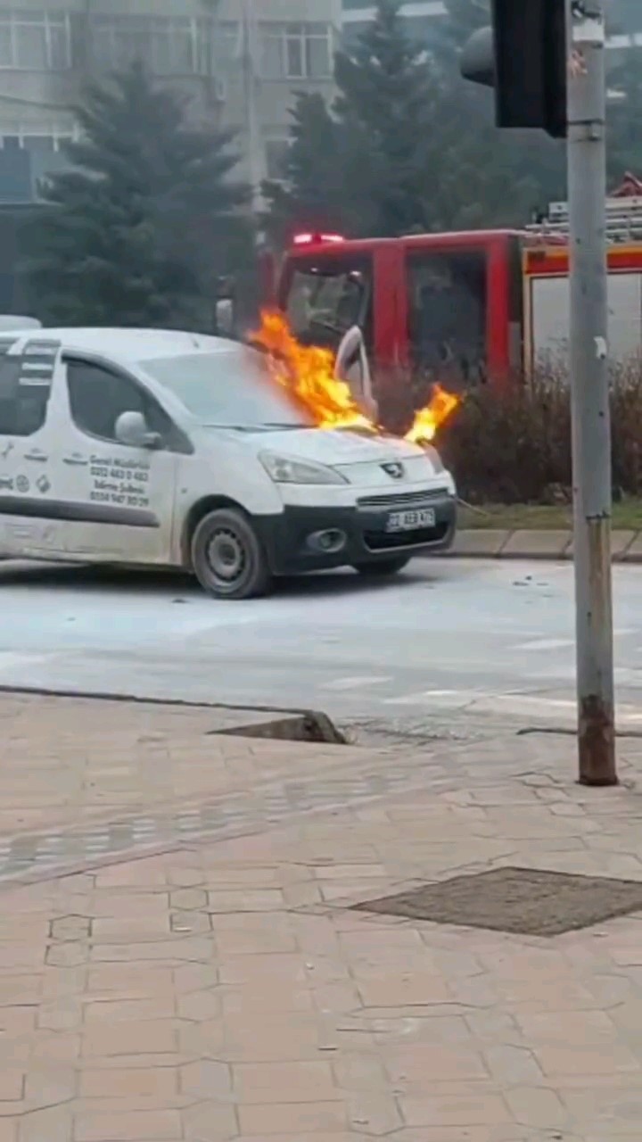 kavsakta alevli anlar trafik kilitlendi 2 grTzF62s