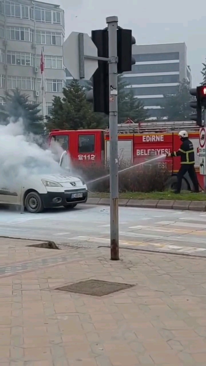 kavsakta alevli anlar trafik kilitlendi 3 QW8R7yJl