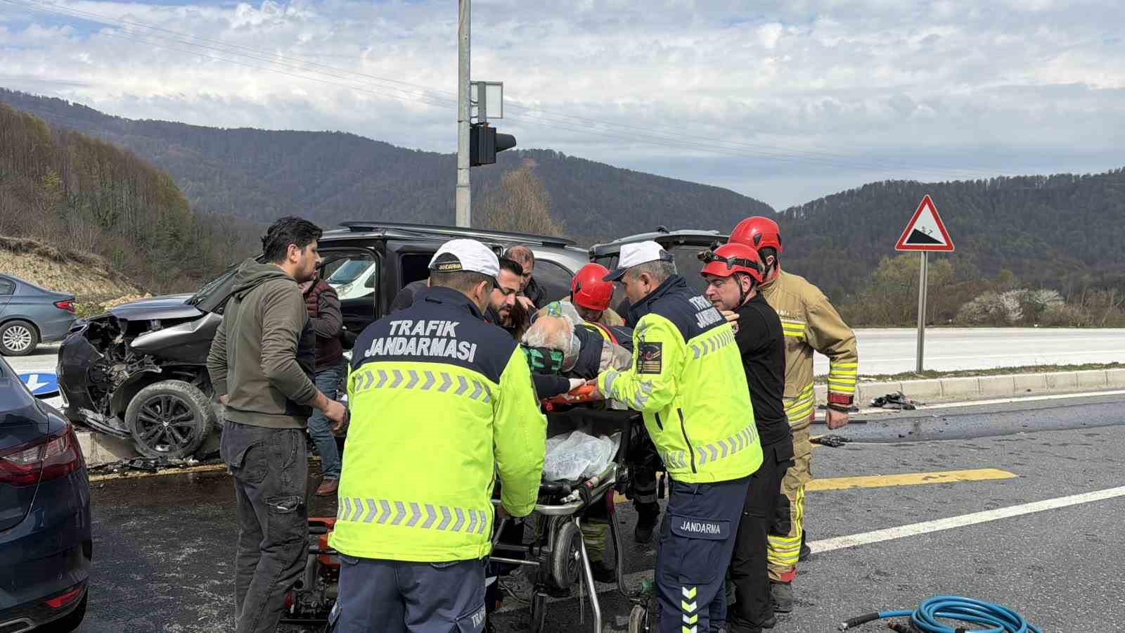 kavsakta feci kaza araclarda sikisan suruculeri itfaiye kurtardi 3 GXLhJAKD
