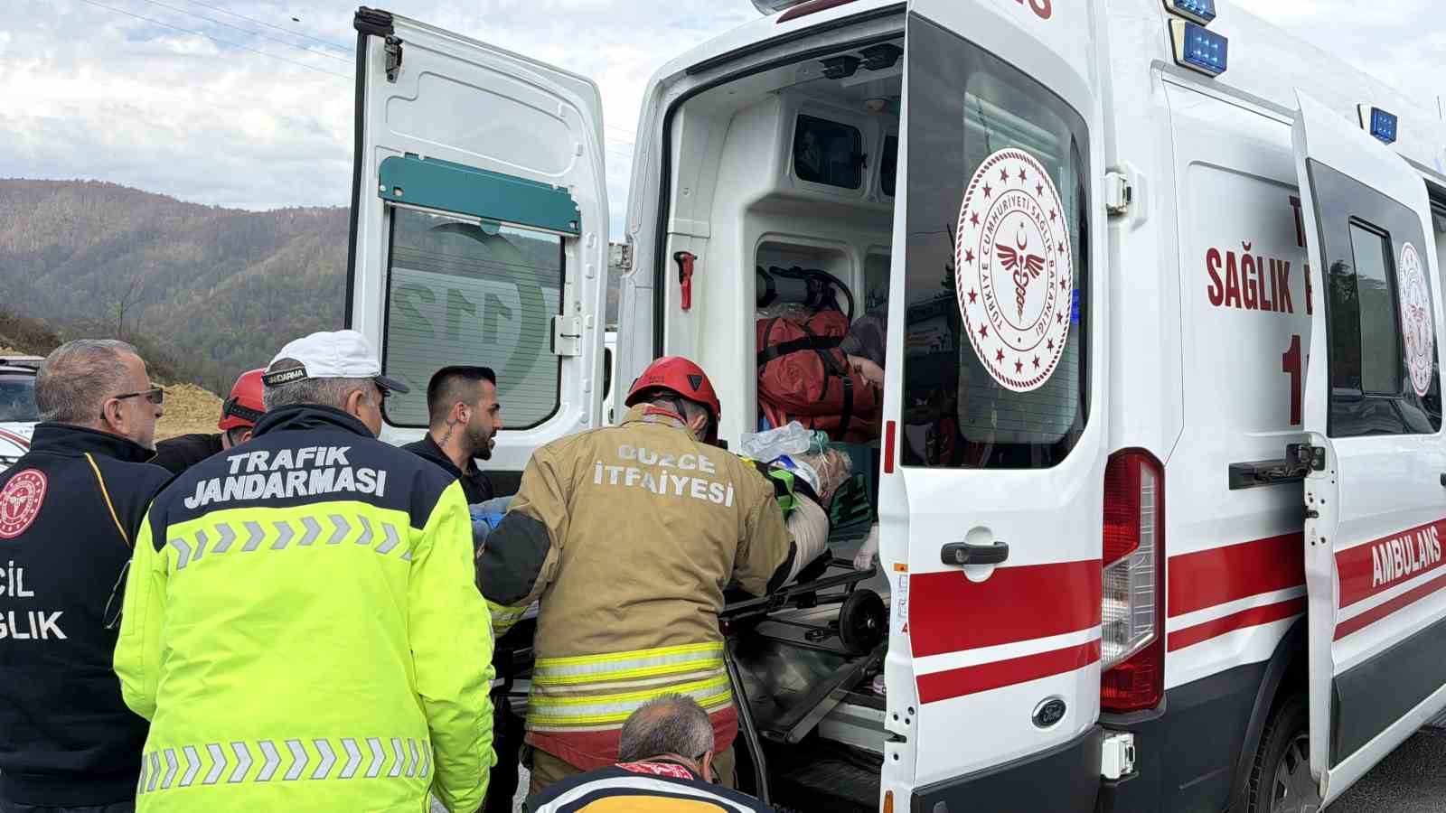 kavsakta feci kaza araclarda sikisan suruculeri itfaiye kurtardi 4 RJ7uQZWA