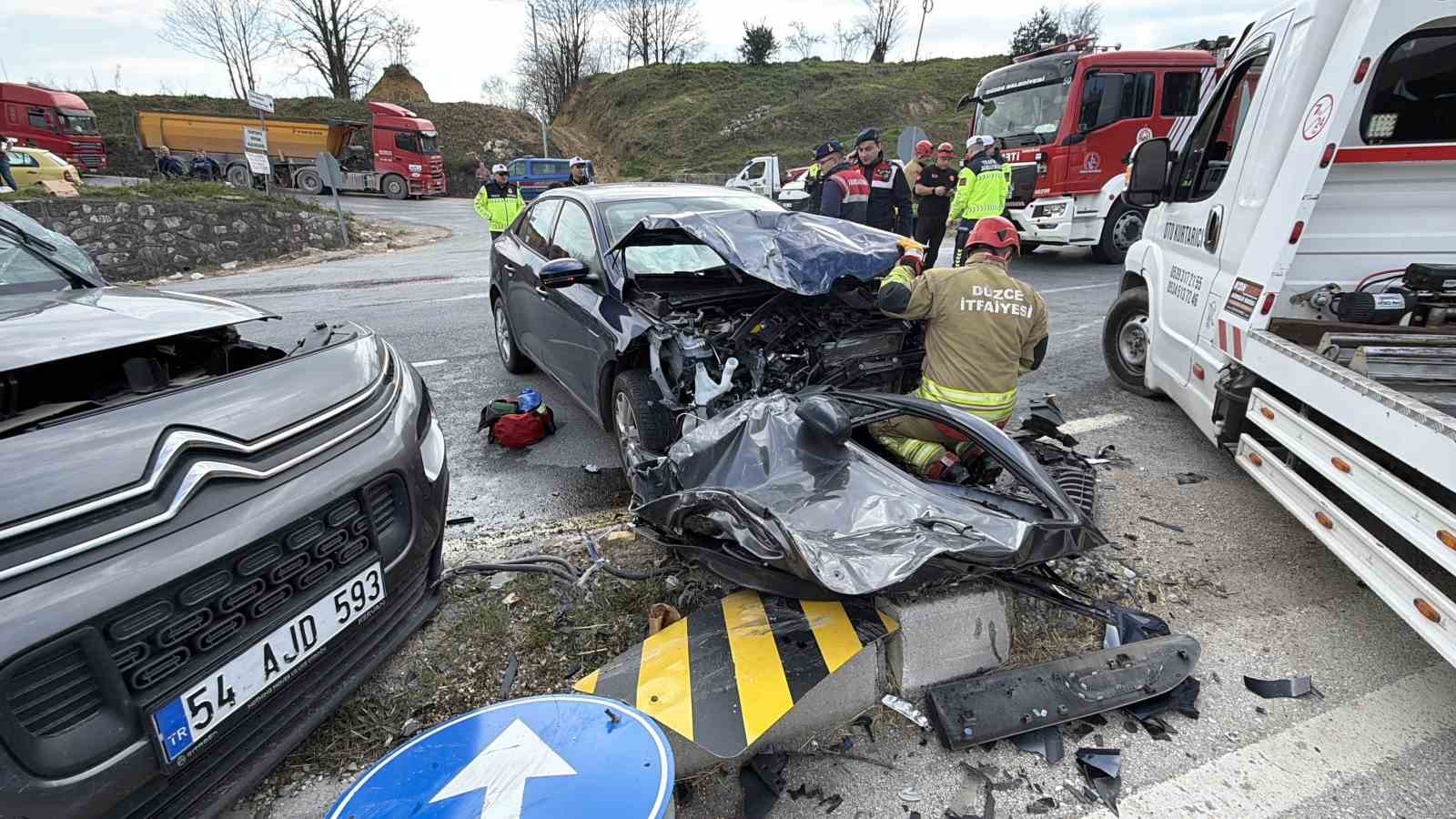 kavsakta feci kaza araclarda sikisan suruculeri itfaiye kurtardi 5 OB6Mc7MK