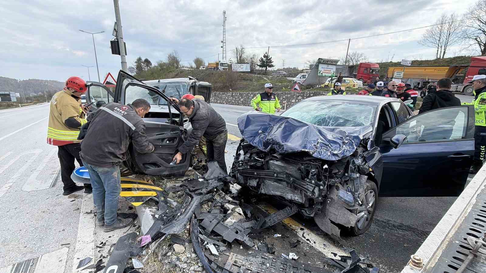 kavsakta feci kaza araclarda sikisan suruculeri itfaiye kurtardi 6 JywMYAhb