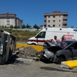 kavsakta-iki-otomobil-carpisti-3-yarali-fzZgwITD.jpg
