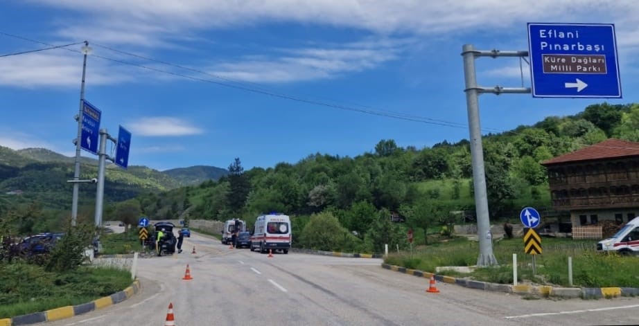 kavsakta iki otomobil carpisti 4 yarali 3 NMpYwRNM