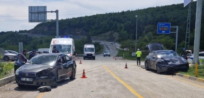 kavsakta iki otomobil carpisti 4 yarali 4