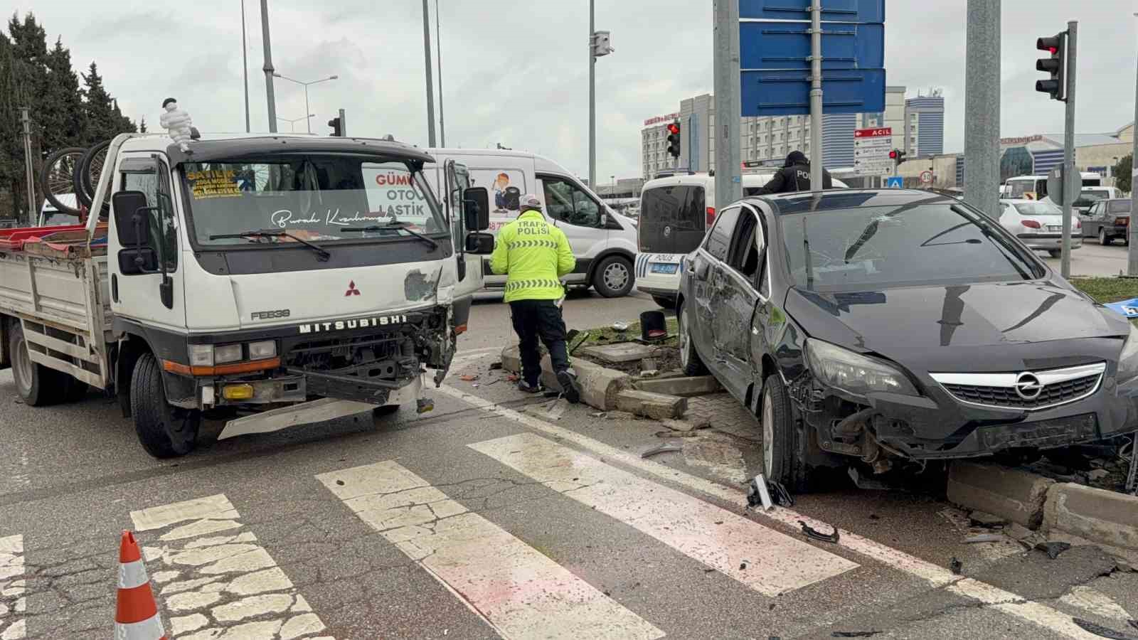 kavsakta kamyonet ile otomobil carpisti 3 yarali 0 AQC1WVvT