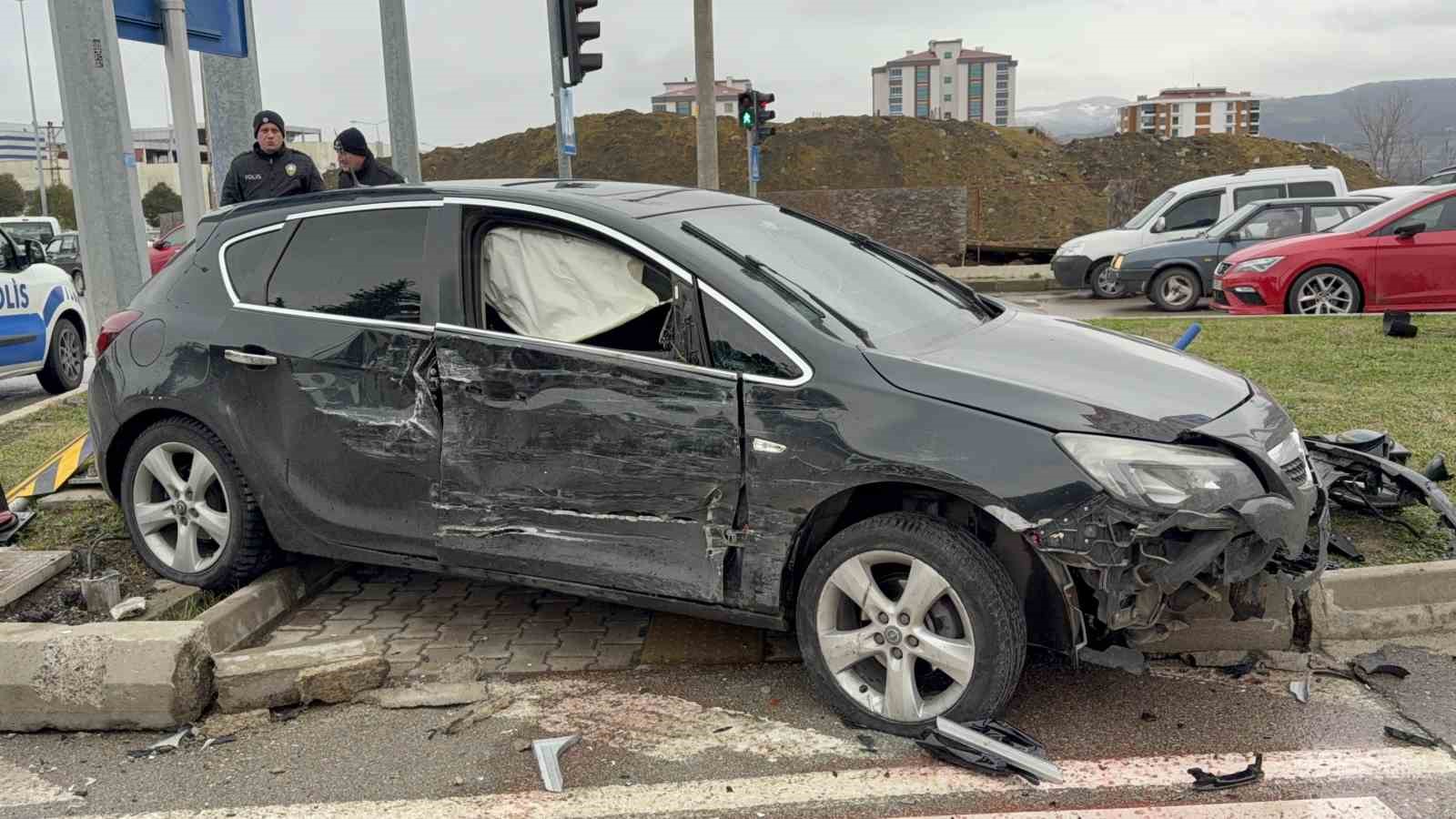 kavsakta kamyonet ile otomobil carpisti 3 yarali 1 DhhJzqkp