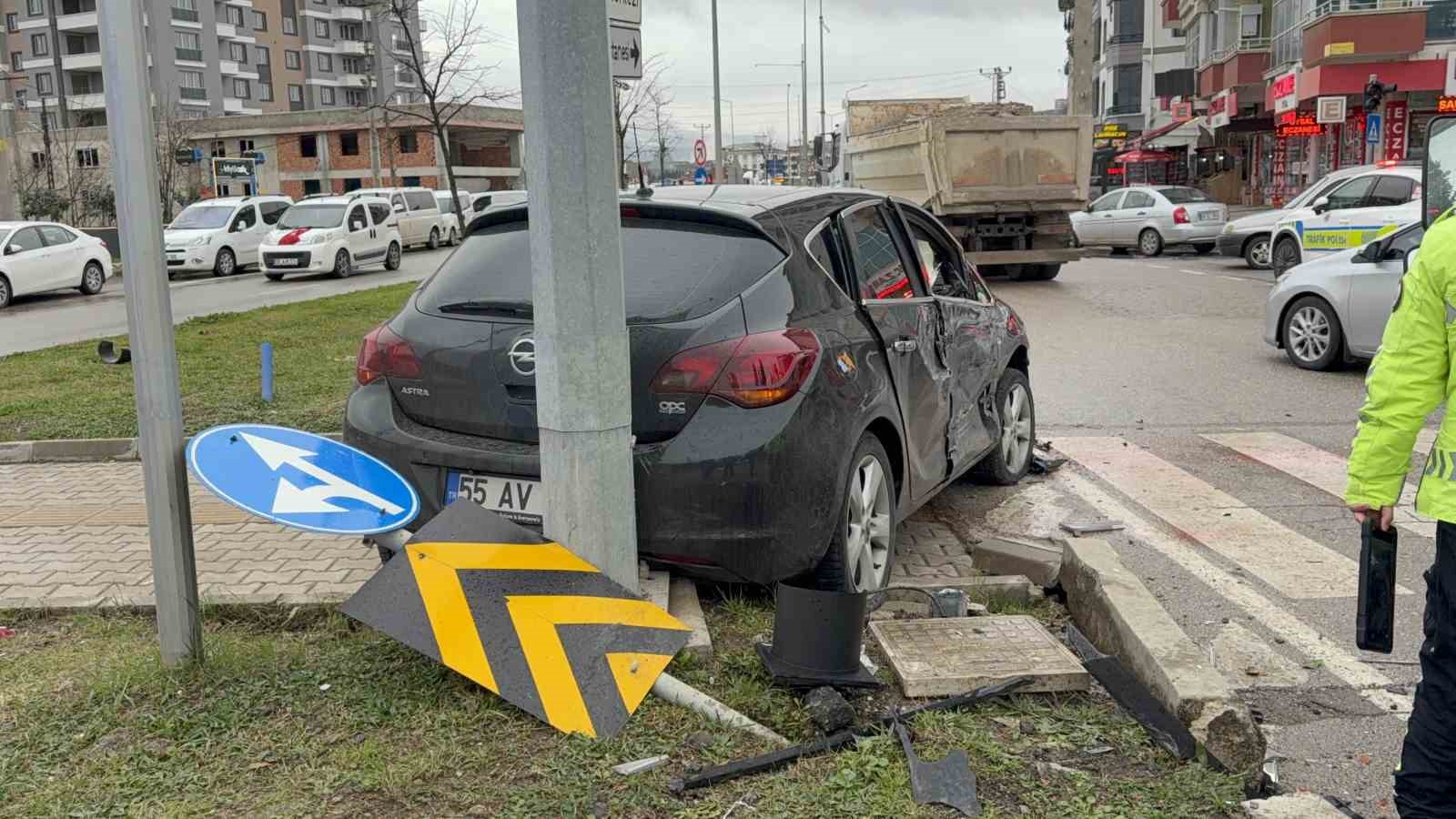 kavsakta kamyonet ile otomobil carpisti 3 yarali 3 9mOPde3z