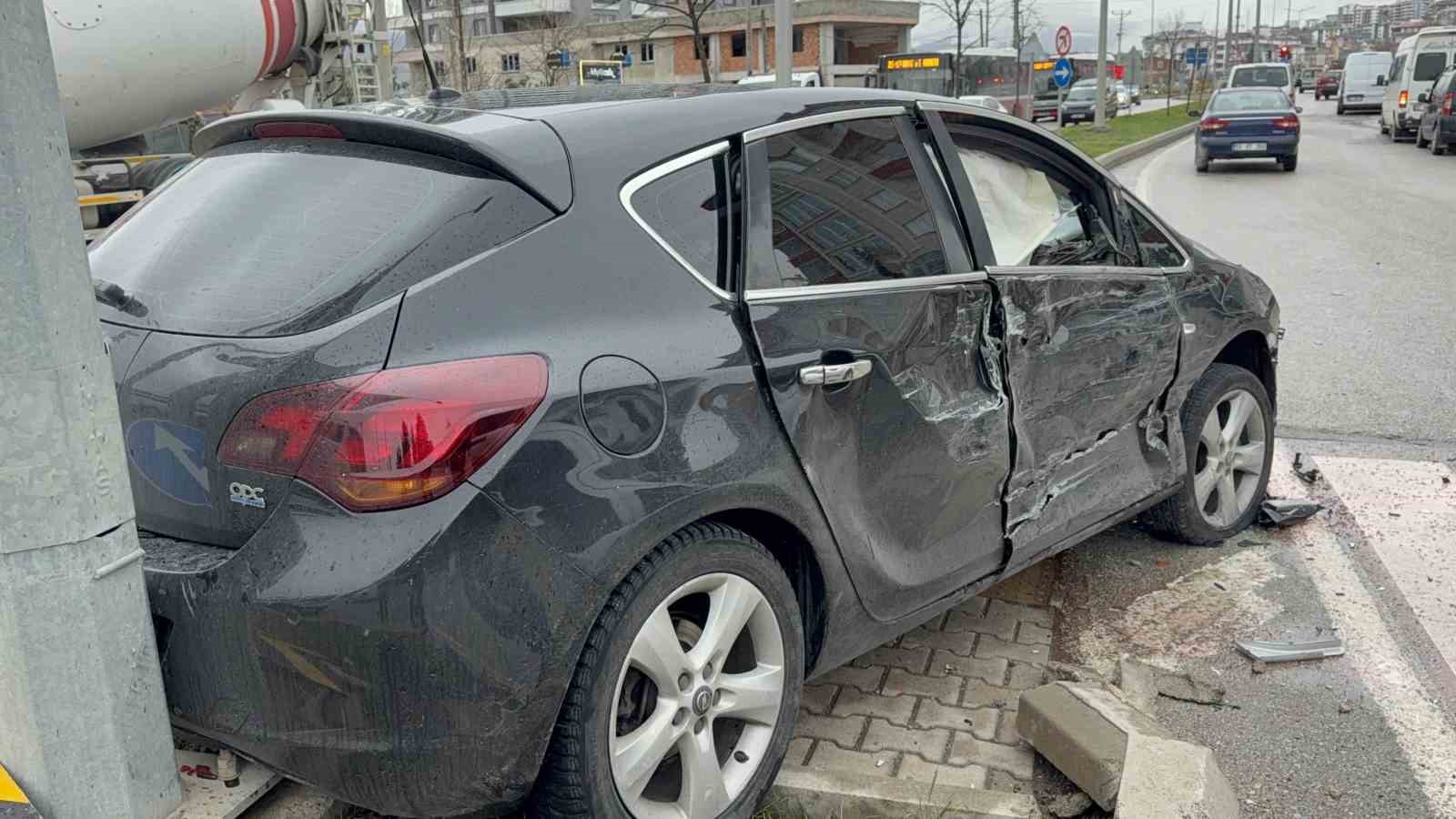 kavsakta kamyonet ile otomobil carpisti 3 yarali 4 FbCXcWr6