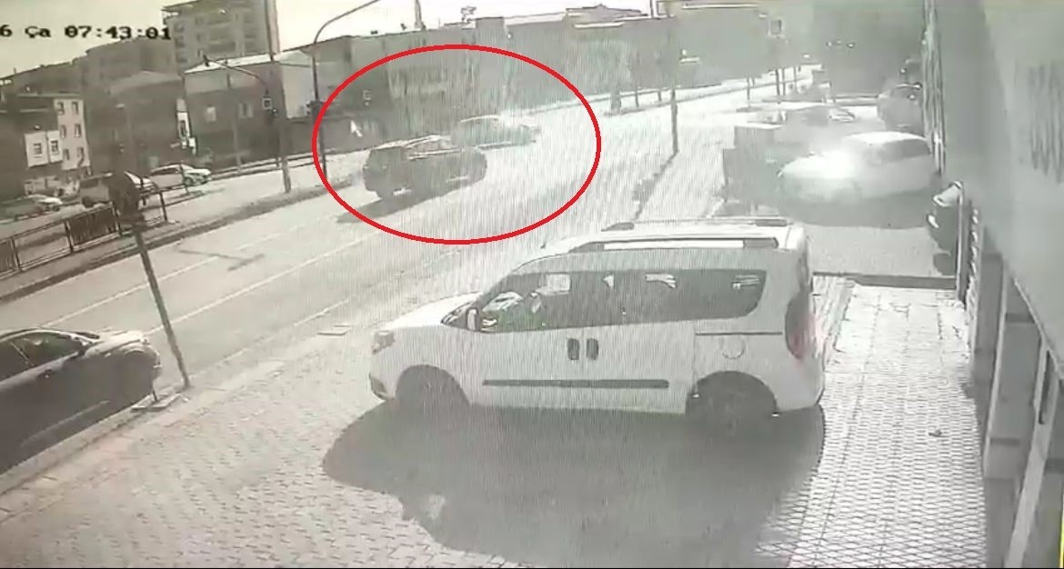 kavsakta kirmizi isik kazasi kamerada 1 pKQTnleg