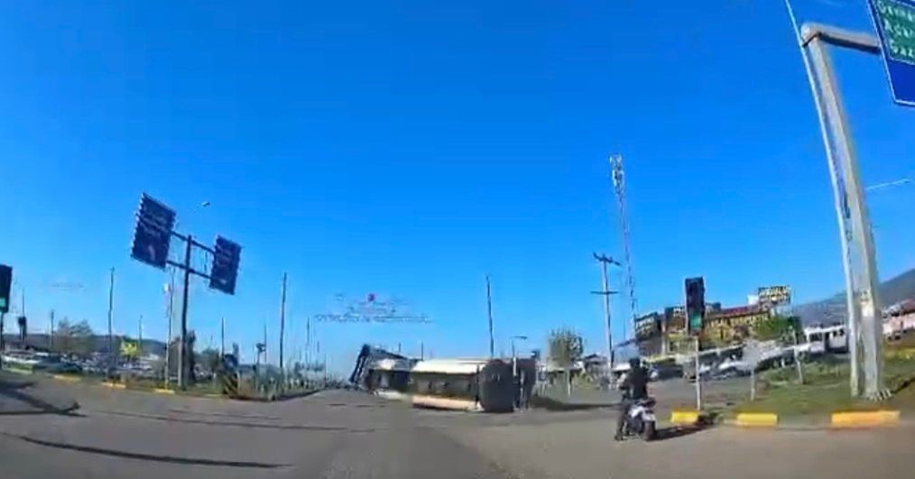 kavsakta kontrolden cikan tir devrildi faciadan donulen kaza kamerada 0