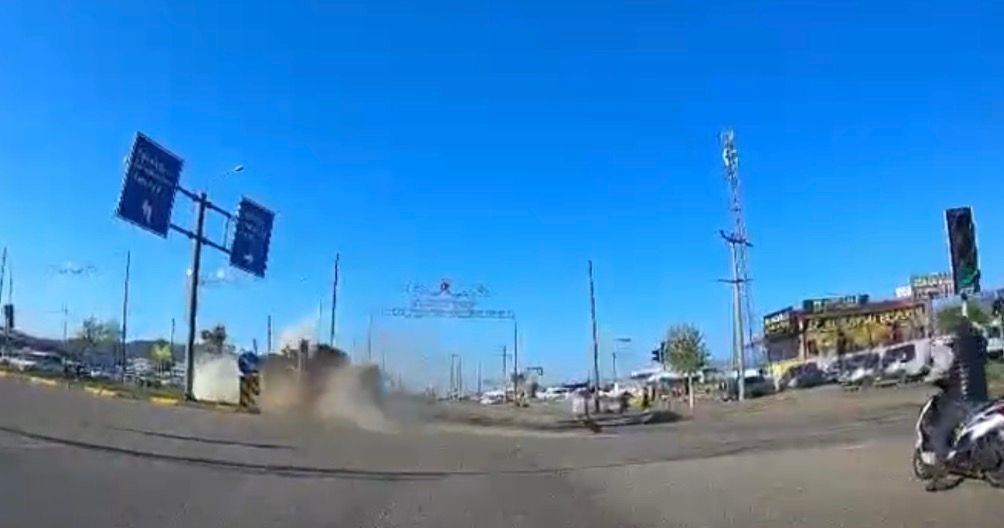 kavsakta kontrolden cikan tir devrildi faciadan donulen kaza kamerada 1 CJbhpR9R