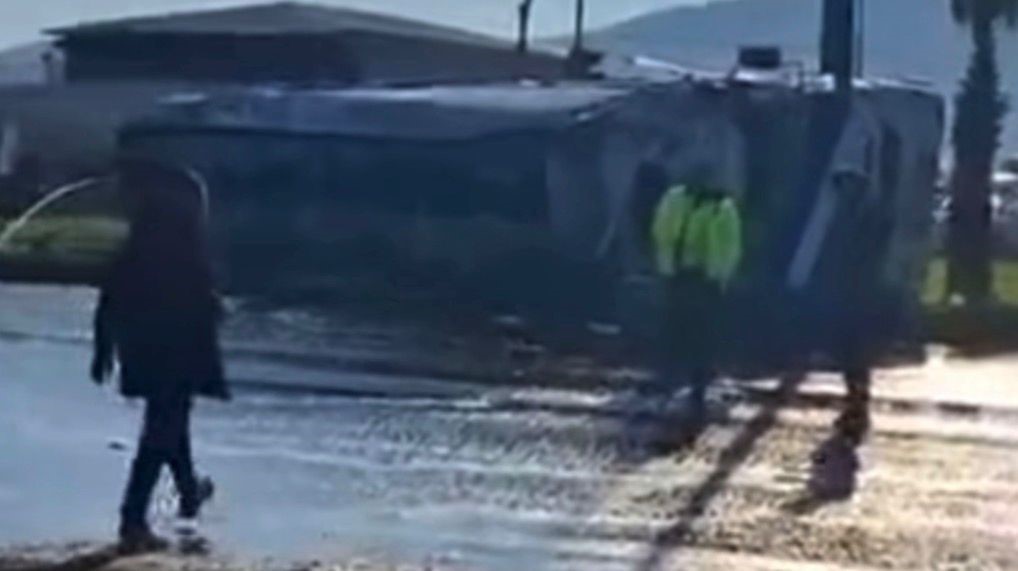 kavsakta kontrolden cikan tir devrildi faciadan donulen kaza kamerada 2 L2vYHbCK