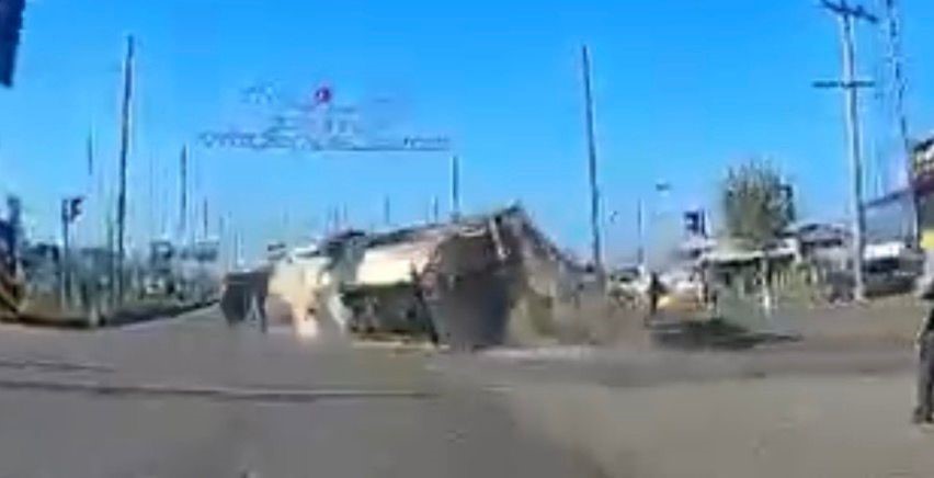 kavsakta kontrolden cikan tir devrildi faciadan donulen kaza kamerada 3 G1D2u3Ji