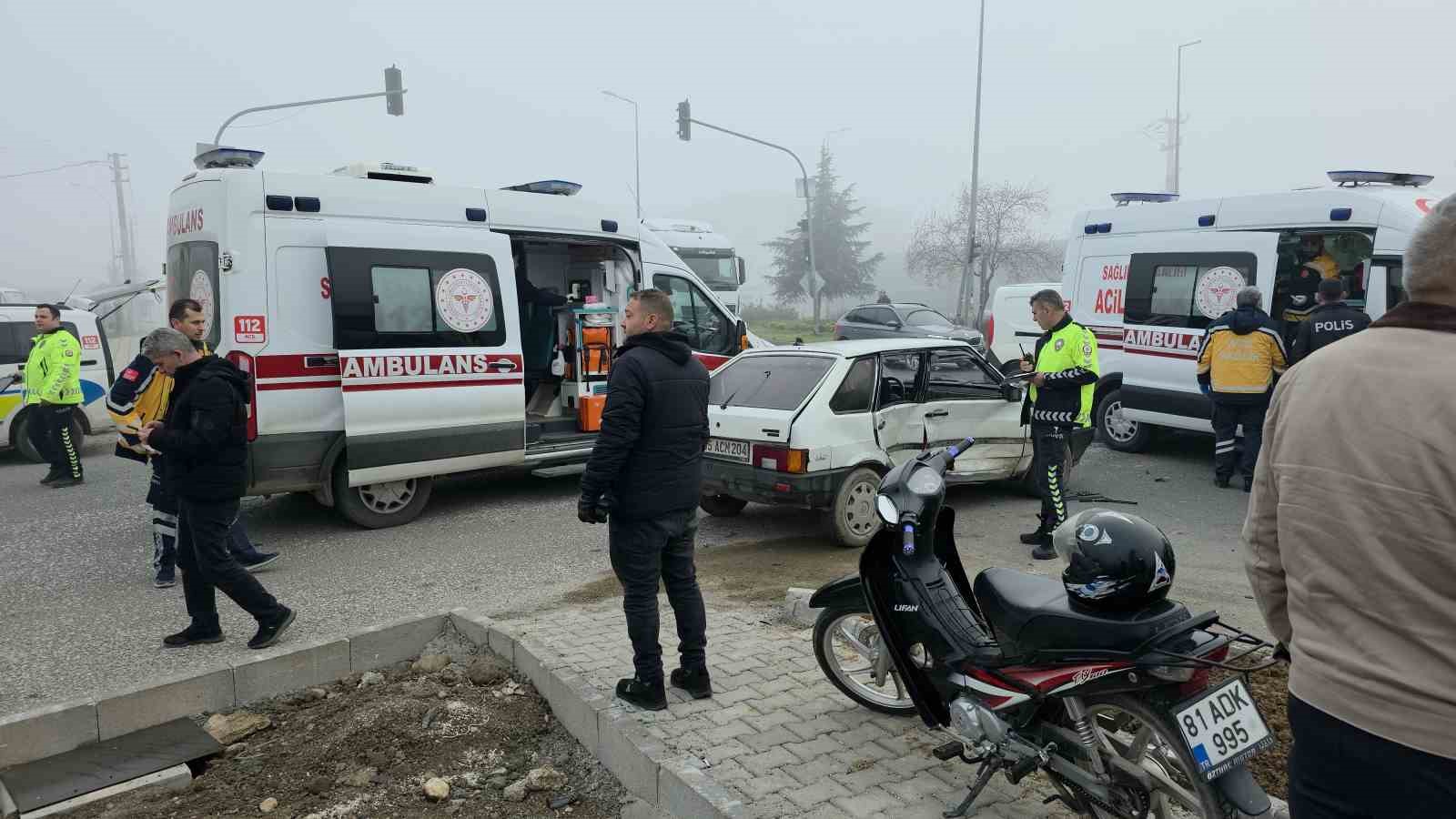 kavsakta meydana gelen kazada 4 kisi yaralandi 1