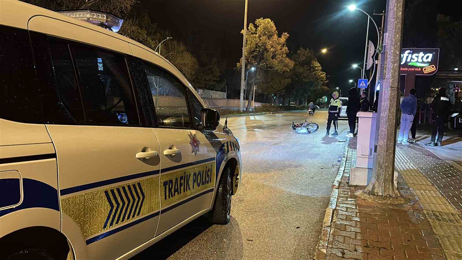 kavsakta motosiklet ile otomobil carpisti 2 yarali 5 zSy3WvsW