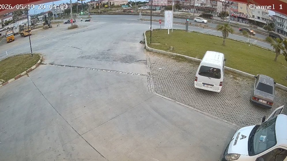 kavsakta otomobile carpan motosikletteki 2 kisi yaralandi 1 2SLcAwD9