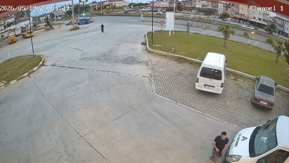 kavsakta otomobile carpan motosikletteki 2 kisi yaralandi 3 KDV4CPjL