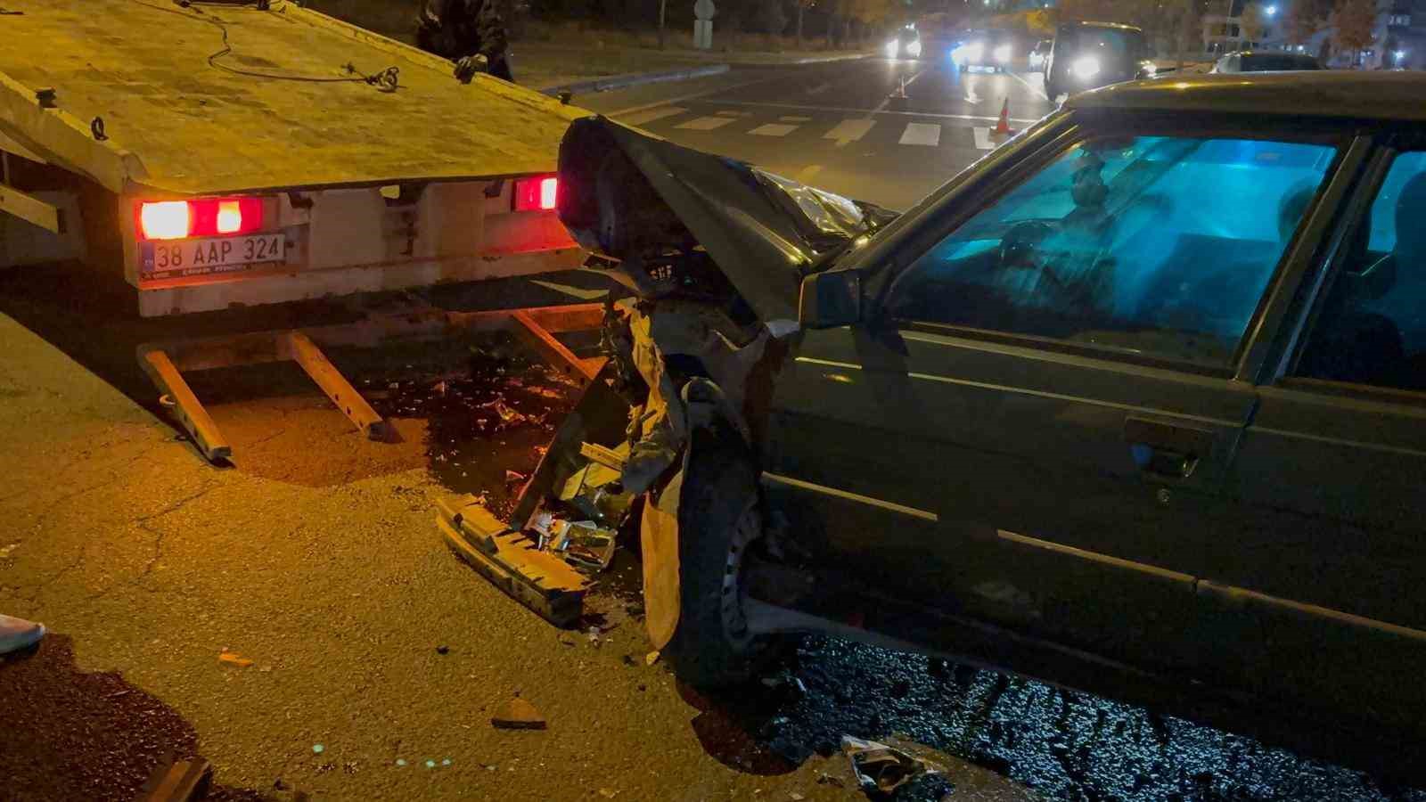 kavsakta otomobile carpti karsi yola gecti 2 yarali 0 KqRYArts