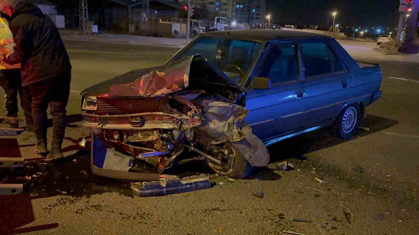 kavsakta otomobile carpti karsi yola gecti 2 yarali 1 uNPaILKQ