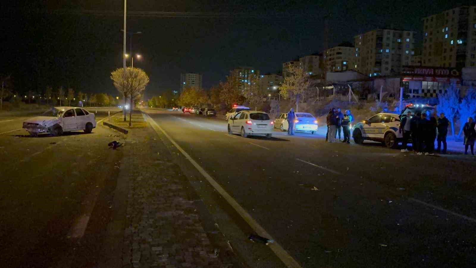 kavsakta otomobile carpti karsi yola gecti 2 yarali 2 SOAgLlIX