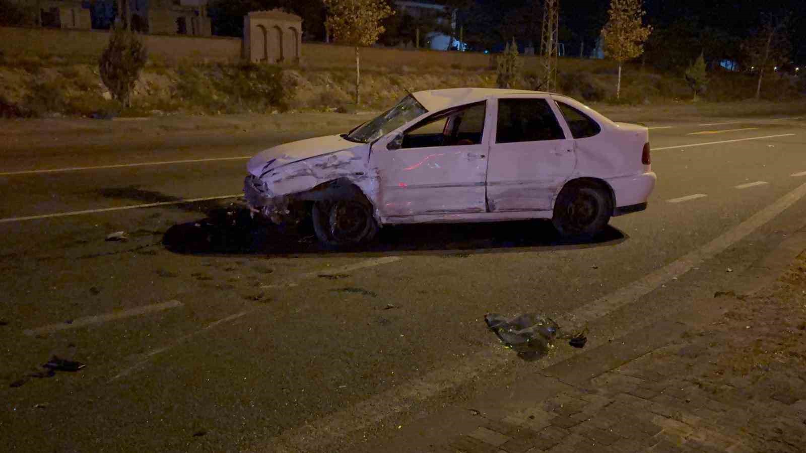 kavsakta otomobile carpti karsi yola gecti 2 yarali 3