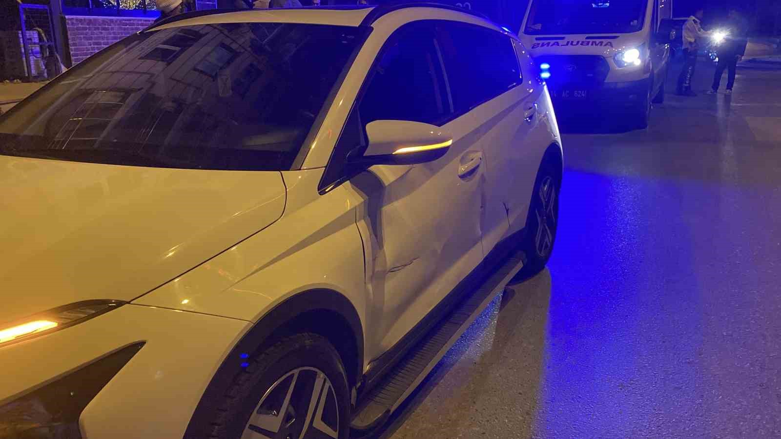 kavsakta otomobille motosiklet carpisti 1 yarali 3 POANDcIO