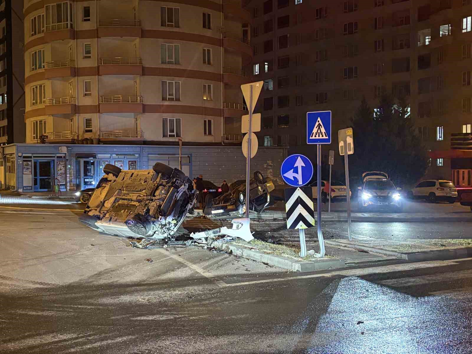 kavsaktaki kazada otomobillerden biri yan yatti digeri takla atti 2 yarali 1 qg6mRwjD