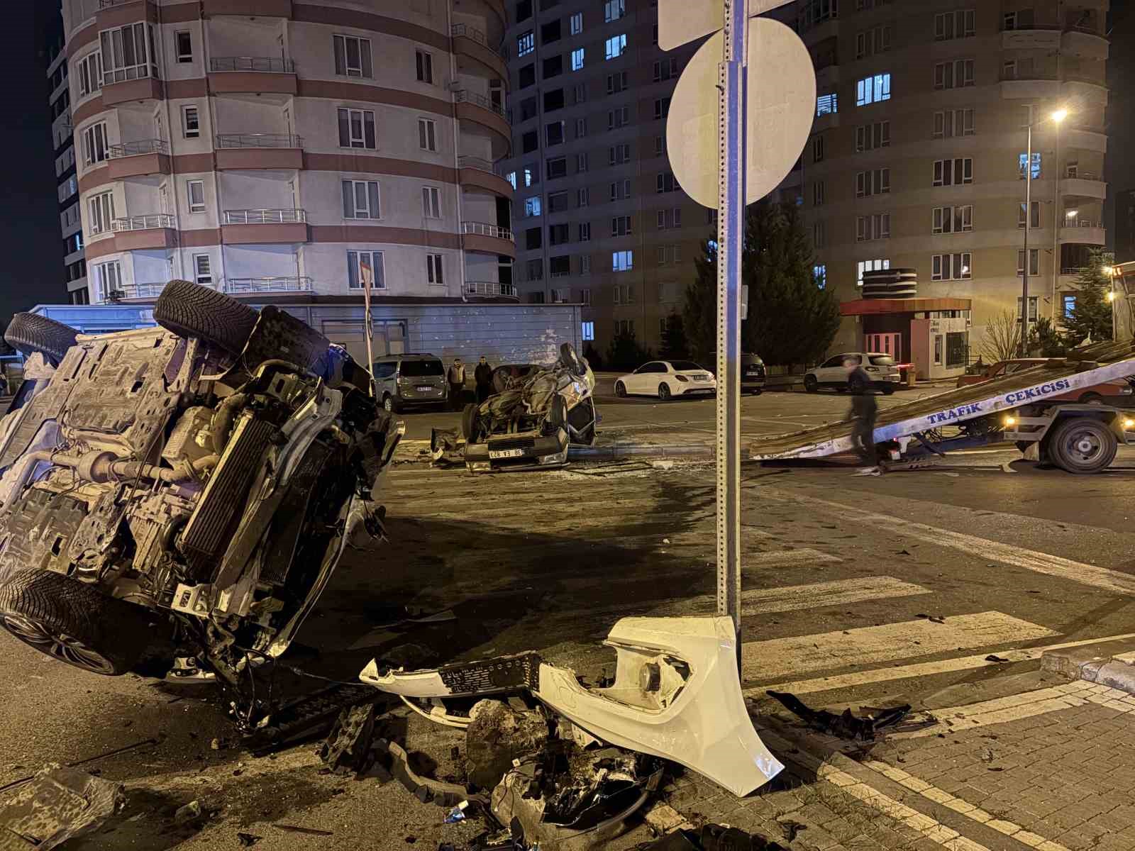 kavsaktaki kazada otomobillerden biri yan yatti digeri takla atti 2 yarali 10 vHFLn1Hh
