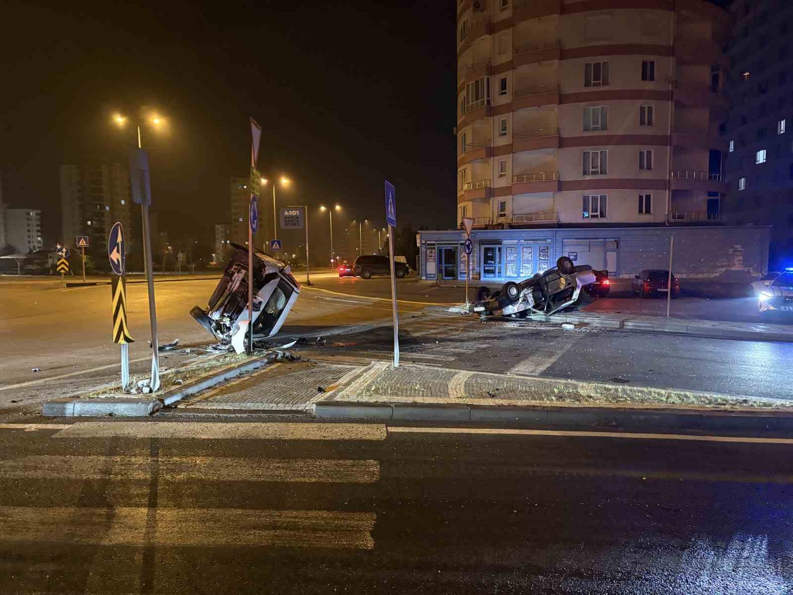 kavsaktaki kazada otomobillerden biri yan yatti digeri takla atti 2 yarali 2 UQuc2NJb