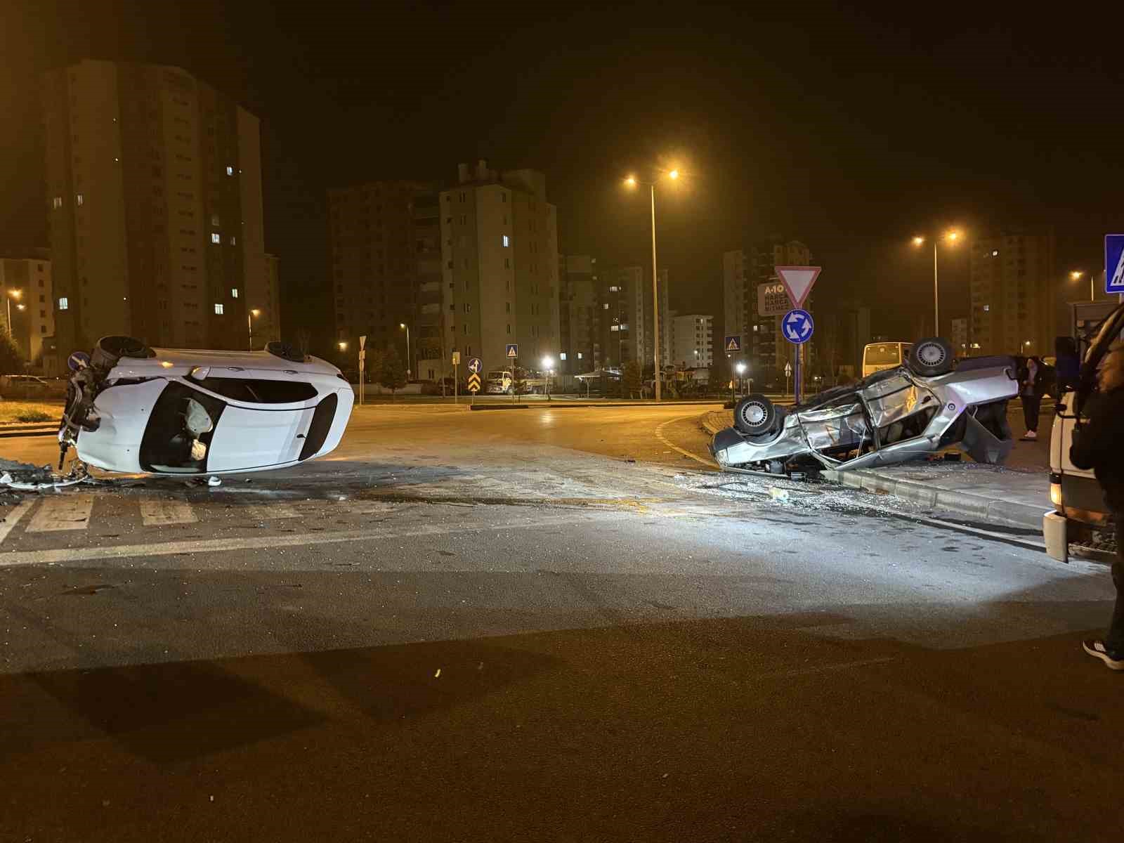 kavsaktaki kazada otomobillerden biri yan yatti digeri takla atti 2 yarali 3 jdSLcA2d