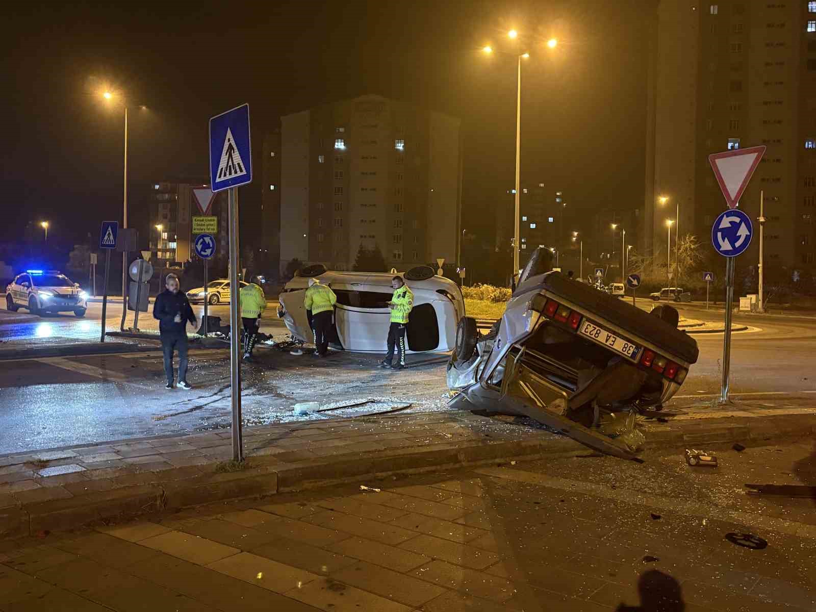 kavsaktaki kazada otomobillerden biri yan yatti digeri takla atti 2 yarali 5 MI1hOb8m