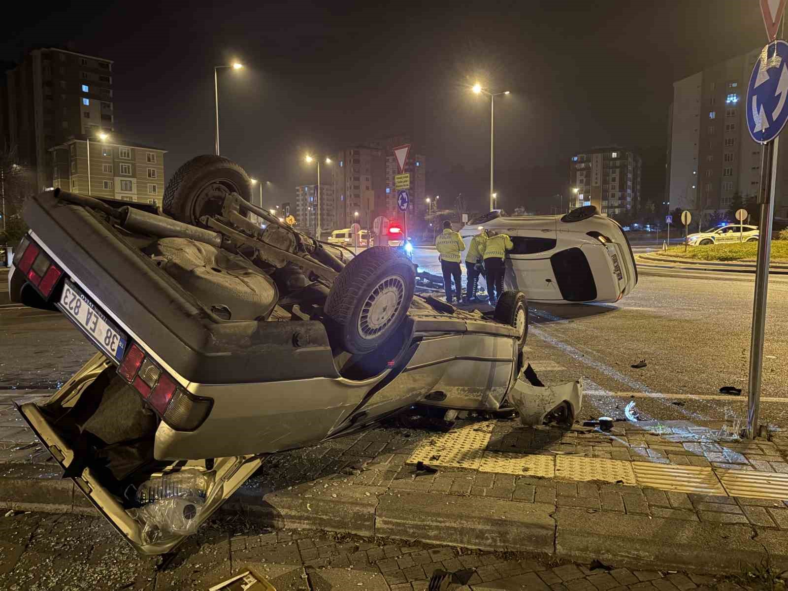 kavsaktaki kazada otomobillerden biri yan yatti digeri takla atti 2 yarali 6 Stq8jCSp