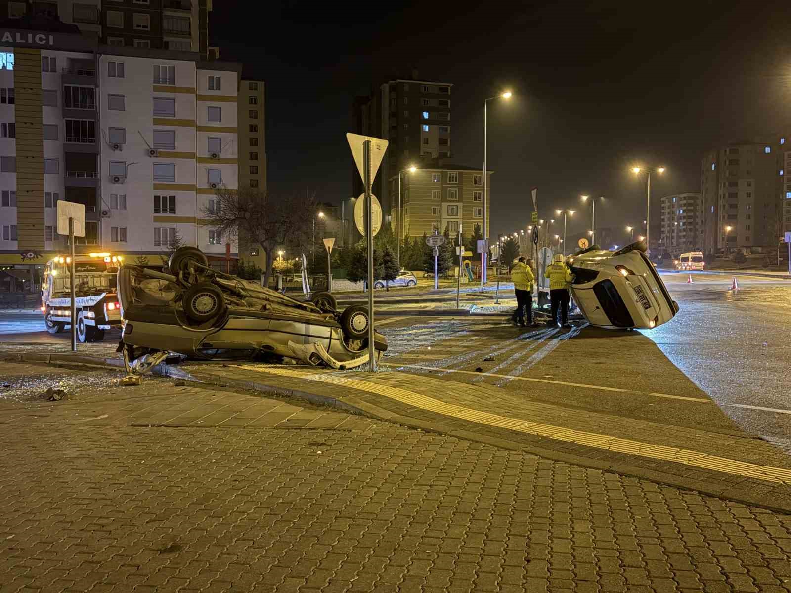 kavsaktaki kazada otomobillerden biri yan yatti digeri takla atti 2 yarali 7