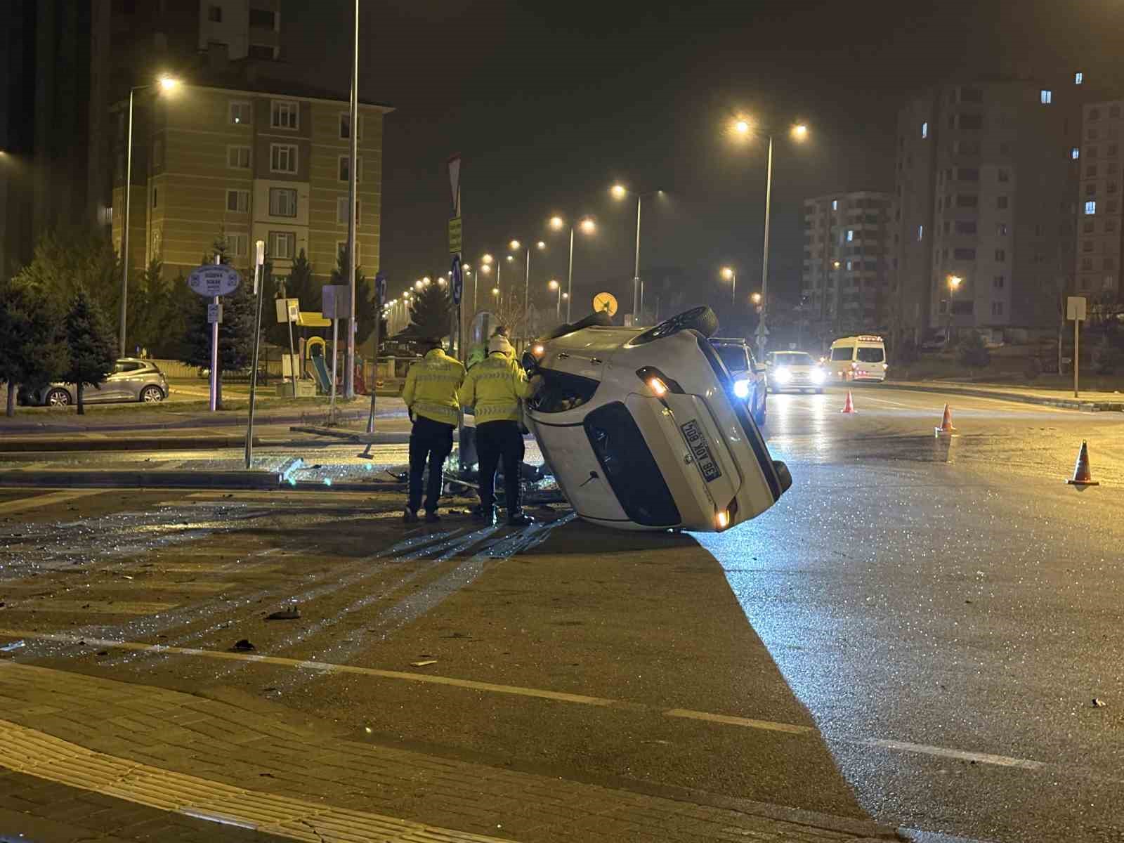kavsaktaki kazada otomobillerden biri yan yatti digeri takla atti 2 yarali 8 842z3BuQ