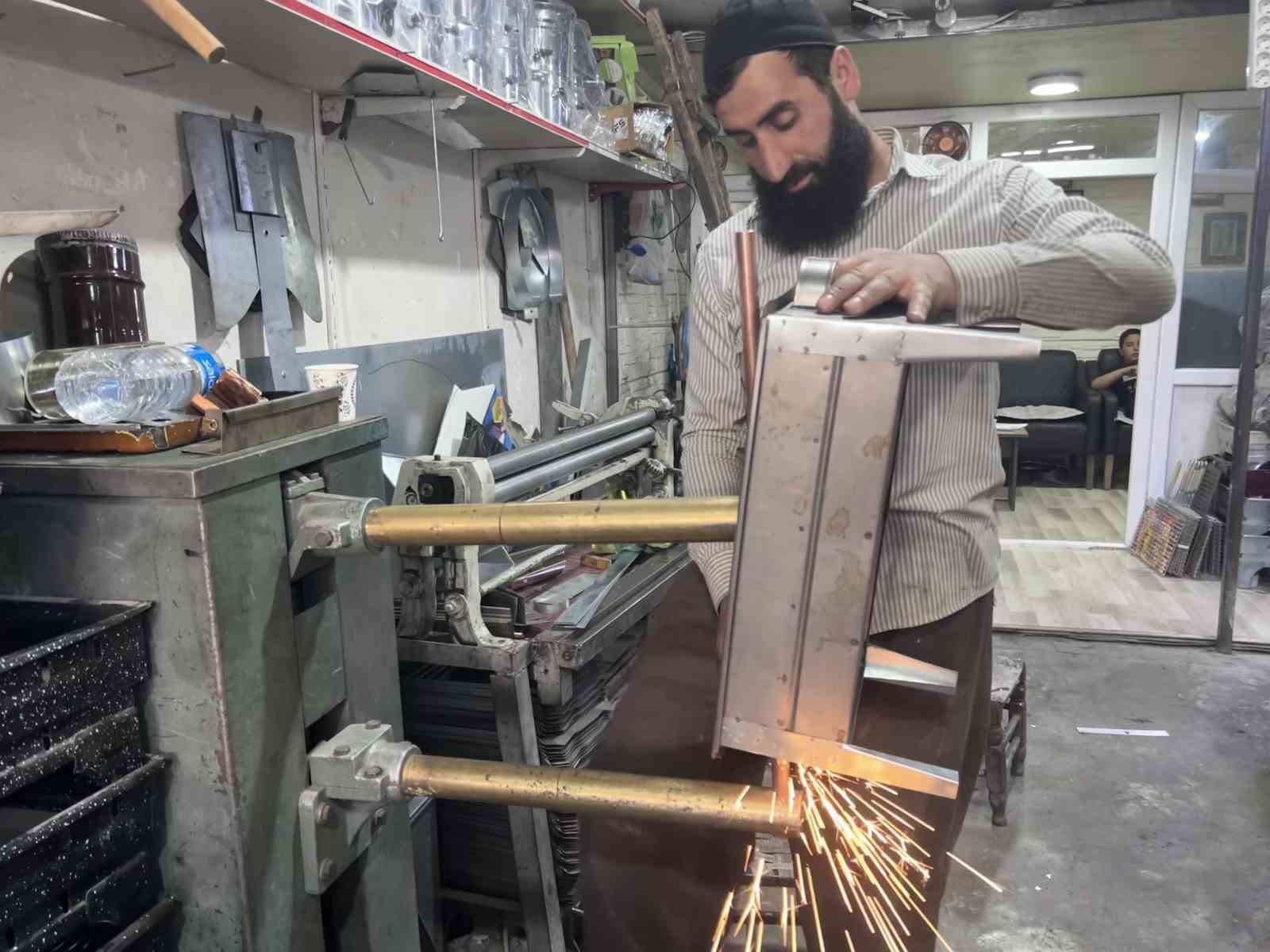 Kavurucu sıcaklar semaver ve mangal satışını artırdı 4 kavurucu sicaklar semaver ve mangal satisini artirdi 0 5jiZsgnr