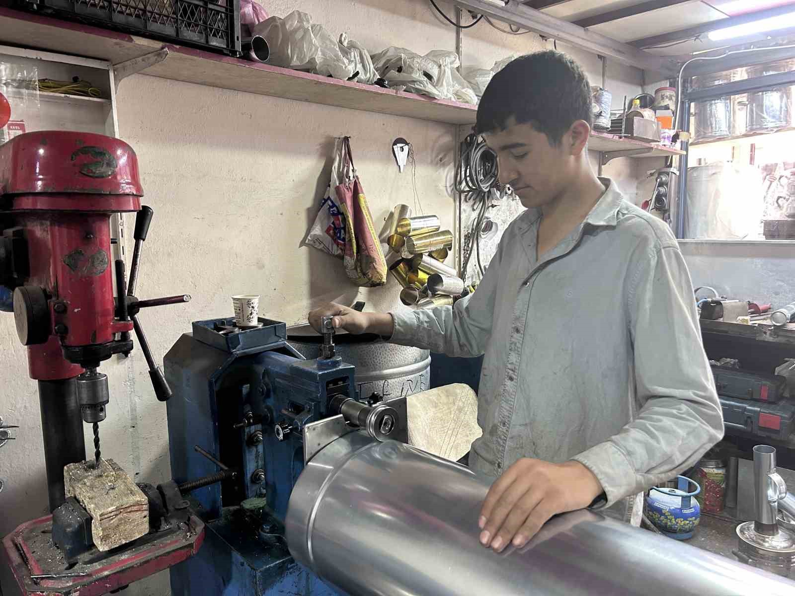 Kavurucu sıcaklar semaver ve mangal satışını artırdı 7 kavurucu sicaklar semaver ve mangal satisini artirdi 3 SfwJjSPC